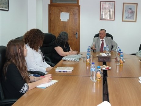 الخطيب يبحث آليات التعاون مع  "نساء ضد العنف"